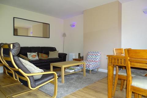 2 bedroom flat to rent, Lismore Close, Isleworth, TW7