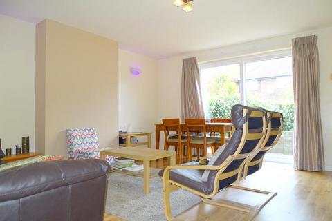 2 bedroom flat to rent, Lismore Close, Isleworth, TW7