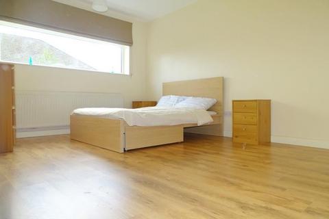 2 bedroom flat to rent, Lismore Close, Isleworth, TW7