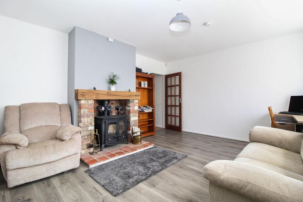 Lordsmead, Cranfield, Bedford 3 bed end of terrace house £280,000