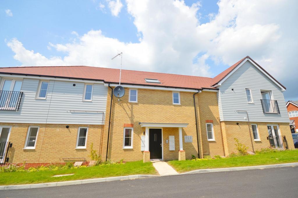 Sinclair Drive, Codmore Hill, Pulborough, RH20 2 bed flat to rent £