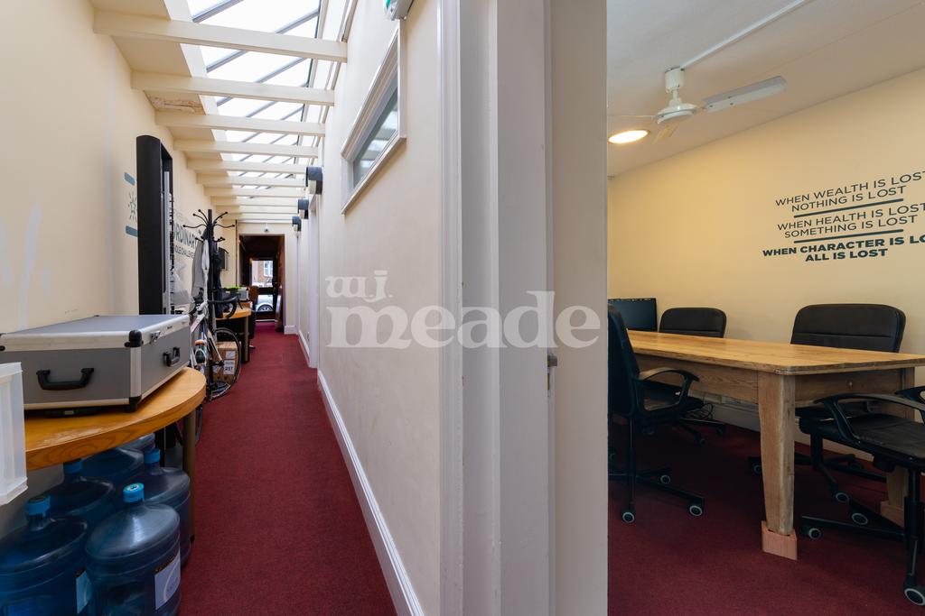 Commercial Premises, Cavendish Road, Highams Park, E4 1 bed terraced