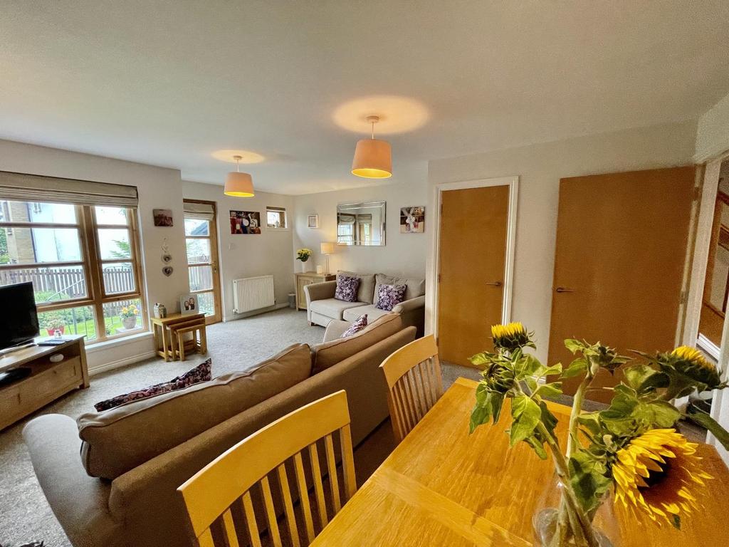 52 Braehead, Lochwinnoch 3 bed semidetached villa £195,000