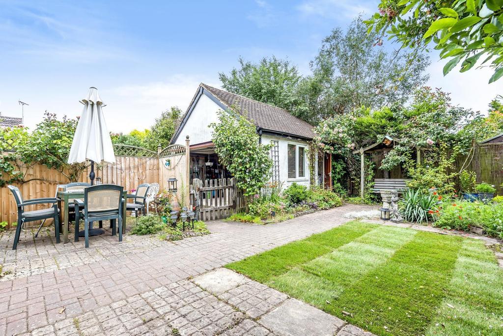 Slade Road, Ottershaw, KT16 2 bed detached bungalow £550,000
