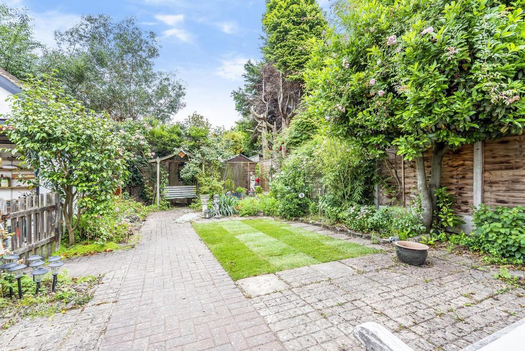 Slade Road, Ottershaw, KT16 2 bed detached bungalow £550,000