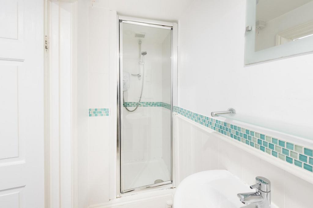 Lower floor ensuite