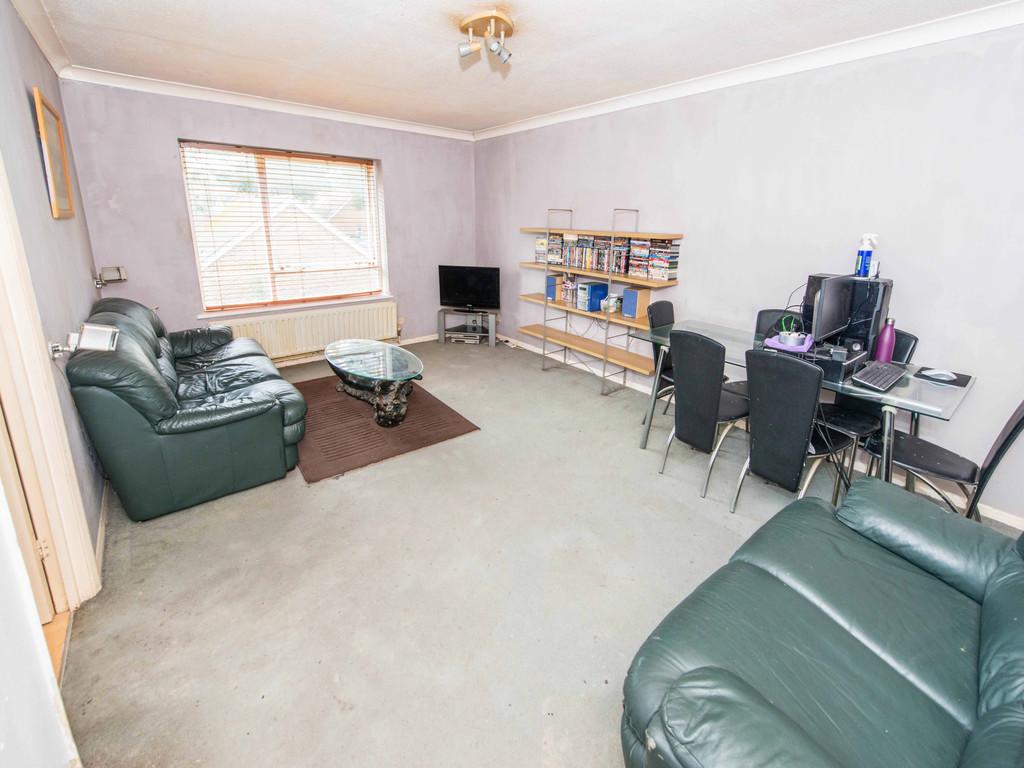 Sandown Drive, Carshalton 2 bed flat £250,000