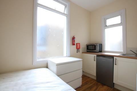 Studio to rent, Goldney Road, London