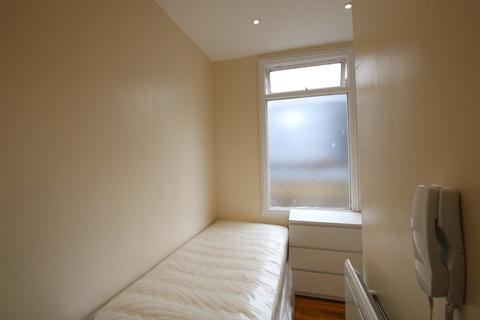 Studio to rent, Goldney Road, London