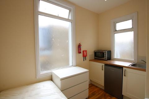 Studio to rent, Goldney Road, London