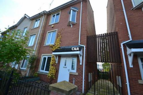 4 bedroom townhouse to rent, Sadler Court, Hulme, Manchester. M15 5RP