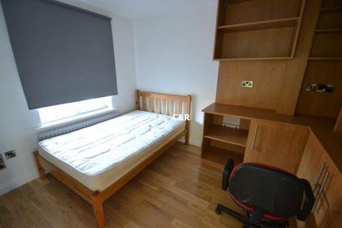 4 bedroom townhouse to rent, Sadler Court, Hulme, Manchester. M15 5RP