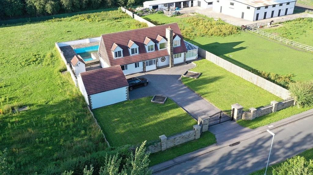 Barrowby Lane, Garforth, Leeds, LS25 4 bed detached house £2,995 pcm (£691 pw)