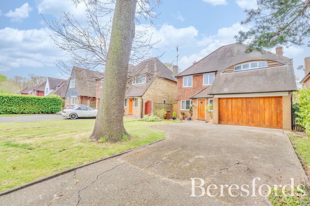 Hutton Village, Hutton, CM13 4 bed detached house £800,000