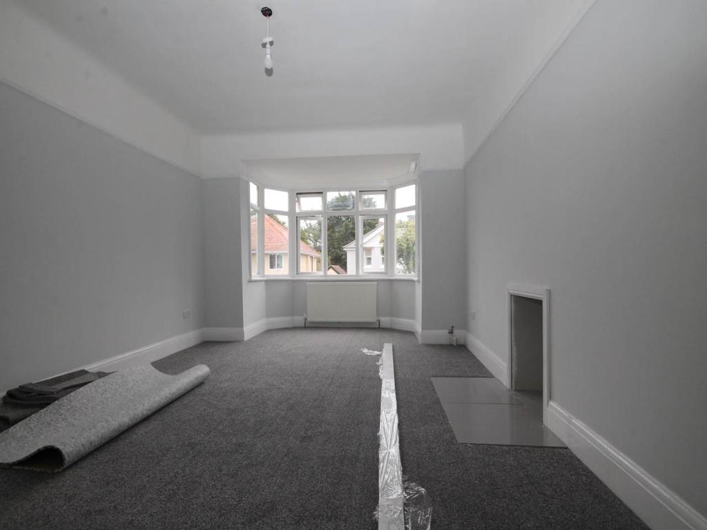Horsa Road, Southbourne, Bournemouth 2 bed flat £1,095 pcm (£253 pw)