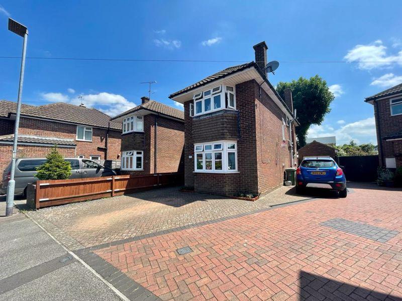 Sundown Avenue, Dunstable 3 bed semidetached house £1,300 pcm (£300 pw)