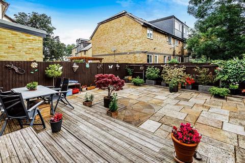 8 Deck Close, London, SE16 6BU