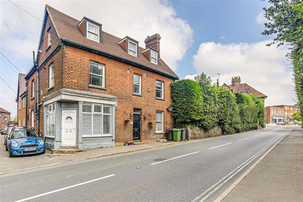 Herald House, Westerham, Kent 3 bed flat £1,350 pcm (£312 pw)