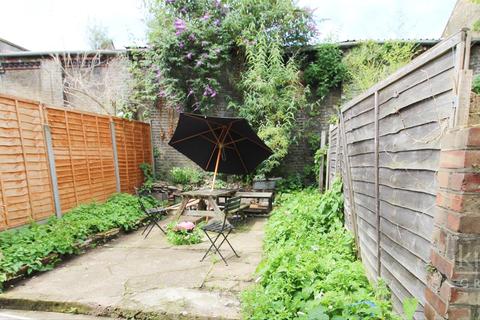 31 Chelmer Road, London, E9 6AY