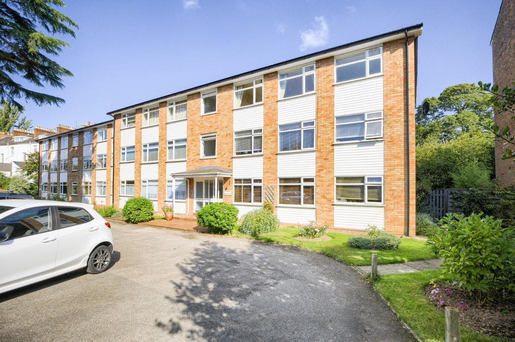 Milverton Crescent West, Leamington Spa 2 bed flat £200,000