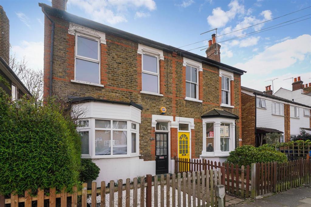 Carlyle Road, Ealing 2 bed flat £1,500 pcm (£346 pw)
