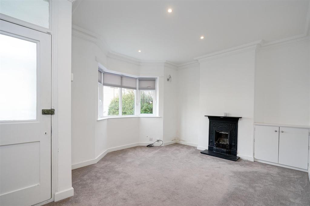 Carlyle Road, Ealing 2 bed flat £1,500 pcm (£346 pw)