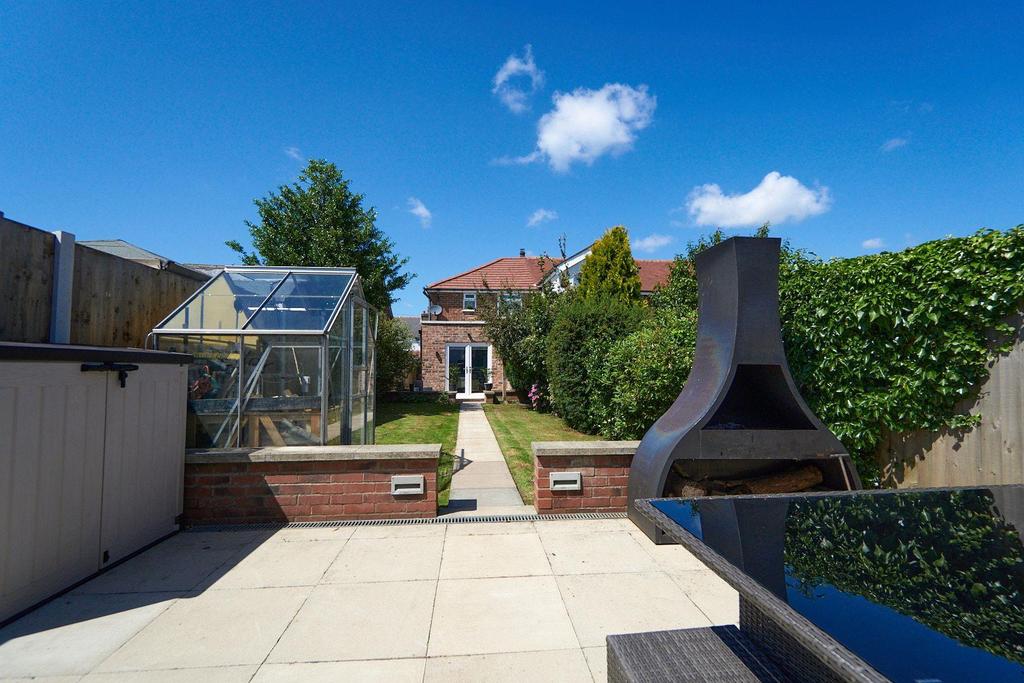 Young Avenue, Leyland 2 bed end of terrace house £149,995