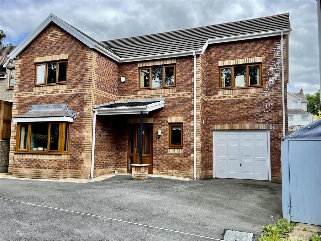 Llys Y Deri, Hopkinstown, Ammanford 4 bed detached house £295,000