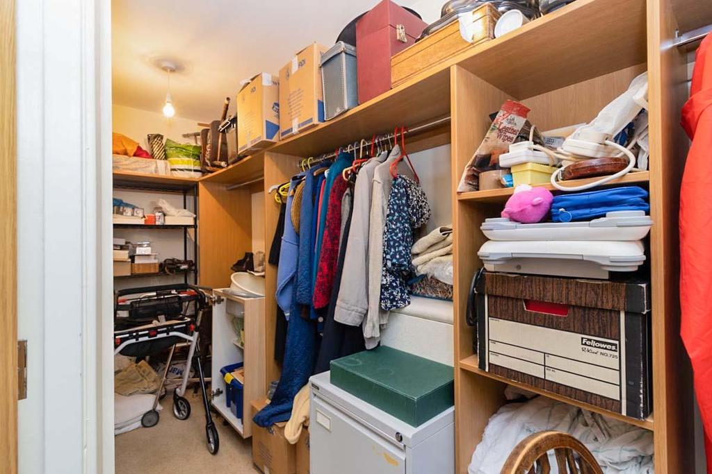 Walk-in wardrobe .jpg
