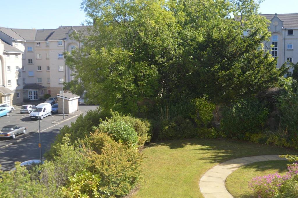 Hopetoun Crescent, Edinburgh, EH7 2 bed flat £1,250 pcm (£288 pw)