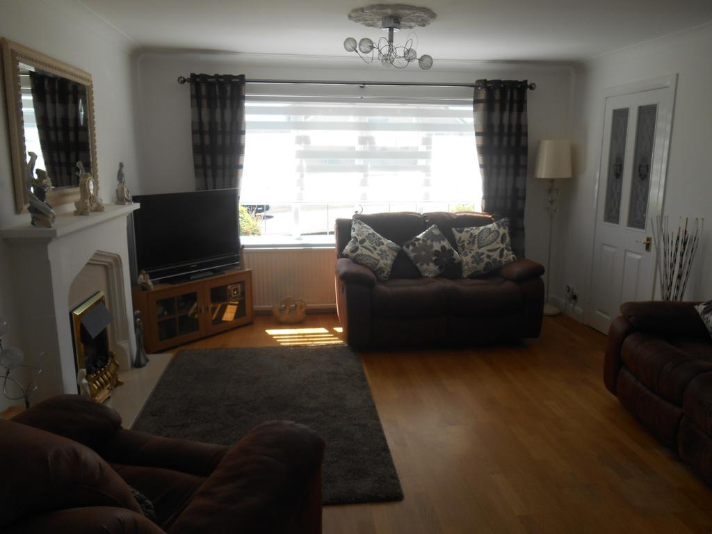 CHERRYTREE CRESCENT, LARKHALL ML9 3 bed semidetached house £152,000