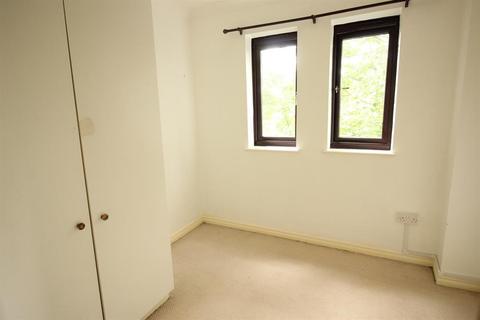 37 Drake Crescent, London, SE28 8PZ