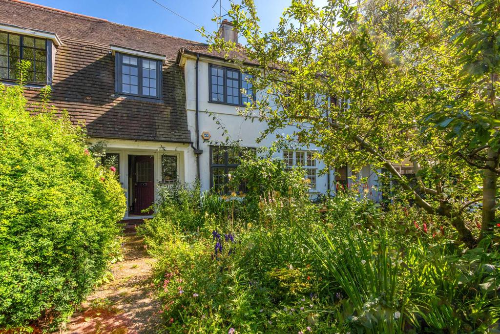 Love Walk Camberwell SE5 8AD 3 bed terraced house £3,250 pcm (£750 pw)