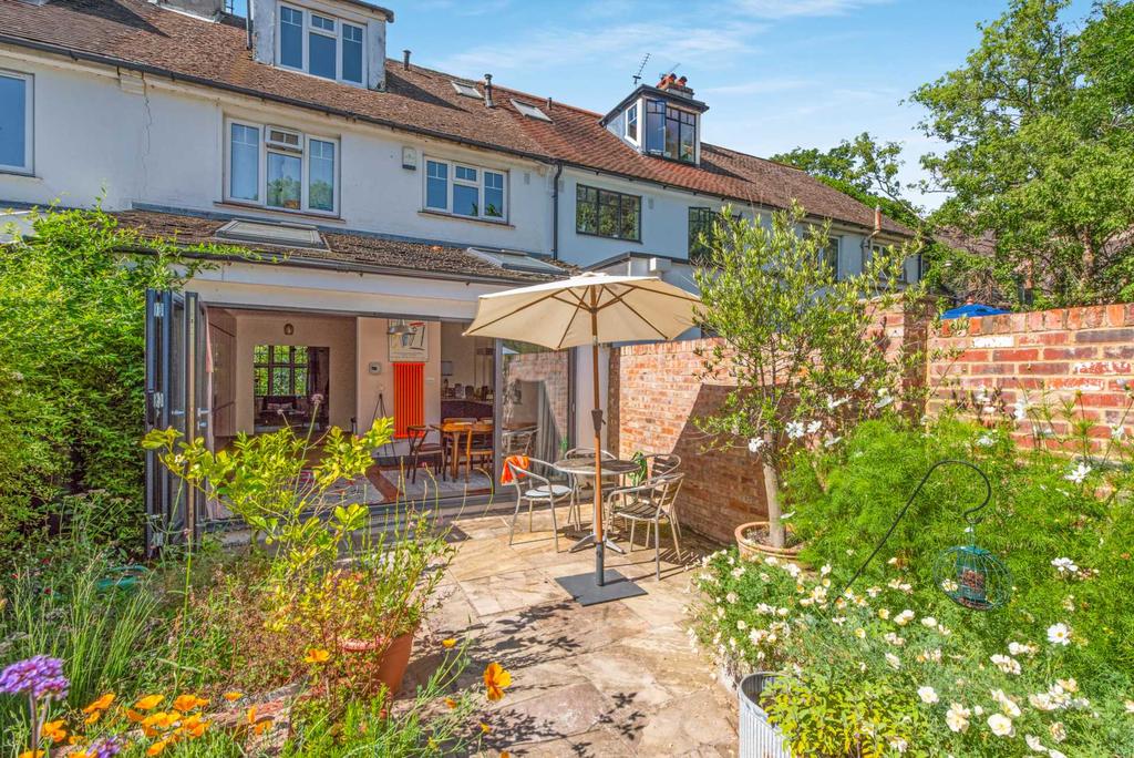 Love Walk Camberwell SE5 8AD 3 bed terraced house £3,250 pcm (£750 pw)