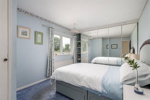 11 Ashleigh Close, Horley, RH6 8AJ