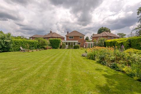 11 Ashleigh Close, Horley, RH6 8AJ