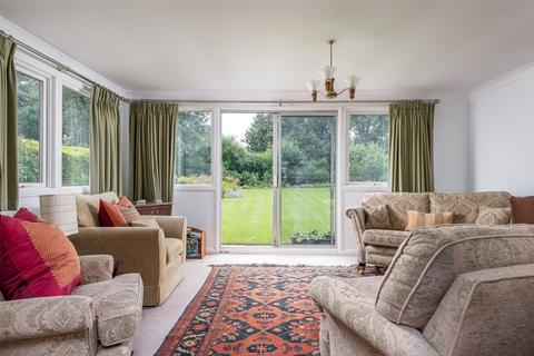 11 Ashleigh Close, Horley, RH6 8AJ