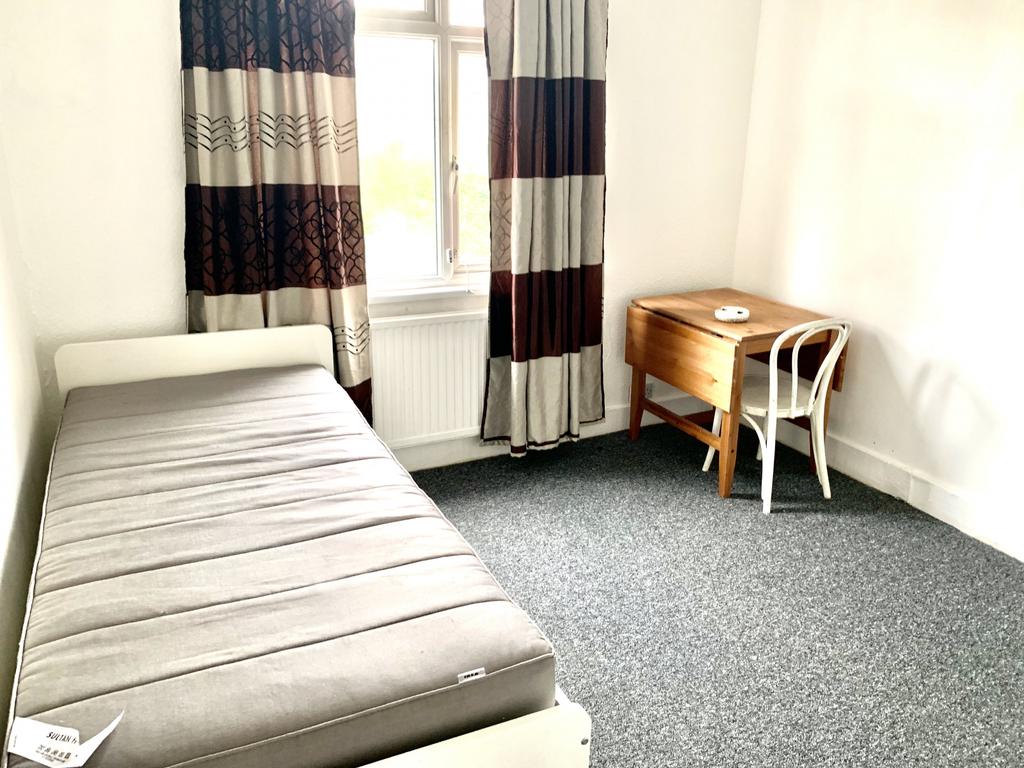 Lovely and Spacious Double Bed Room in SUDBURY HI