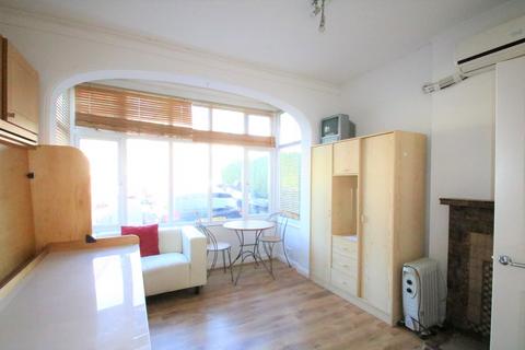 Studio to rent, Kendall Avenue, Croydon