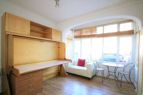 Studio to rent, Kendall Avenue, Croydon