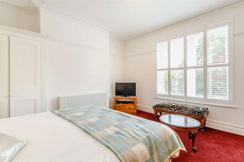 8 Archer Road, Penarth, CF64 3LS