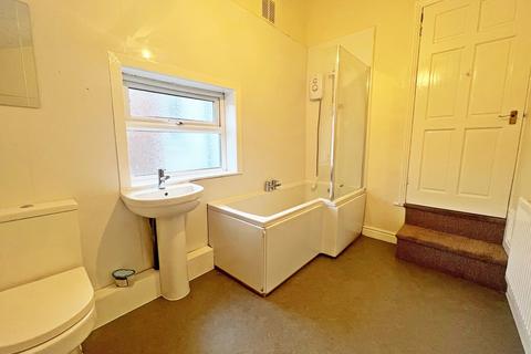 Studio to rent, Farnworth Street, Farnworth