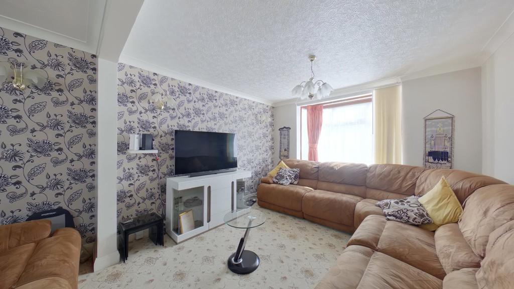 Avon Road, Greenford 7 bed semidetached house £700,000
