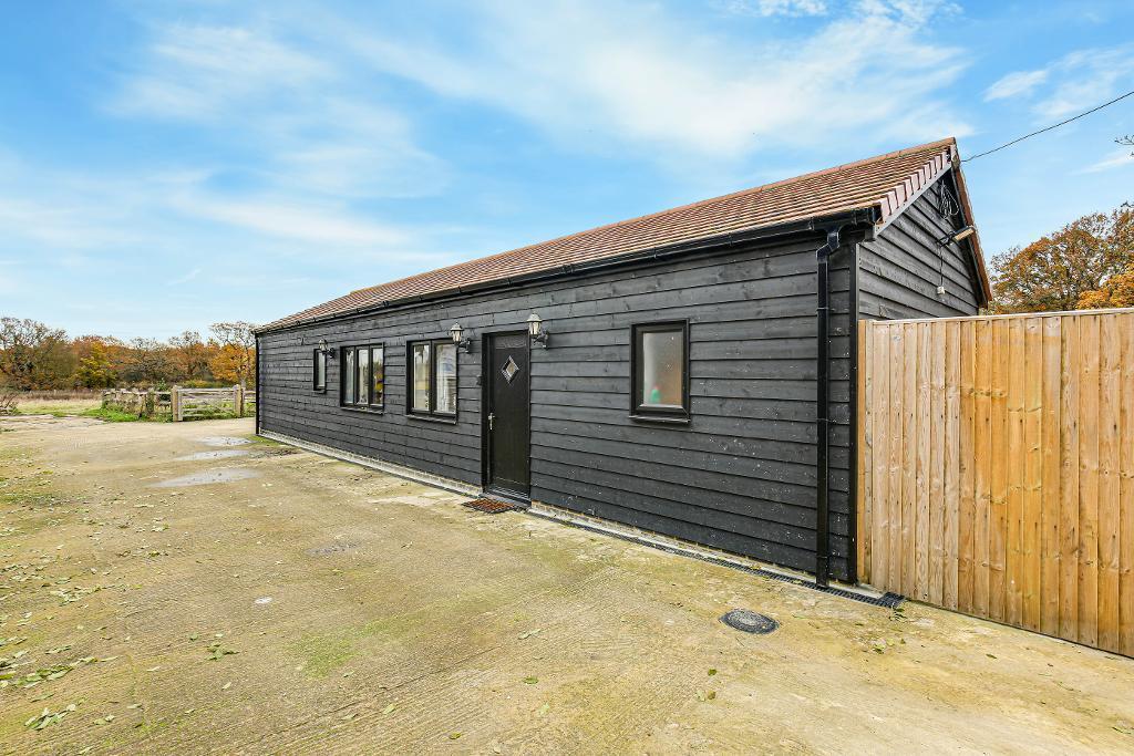 Crowhurst Road, Lingfield, Surrey, RH7 6LY 2 bed detached house to rent