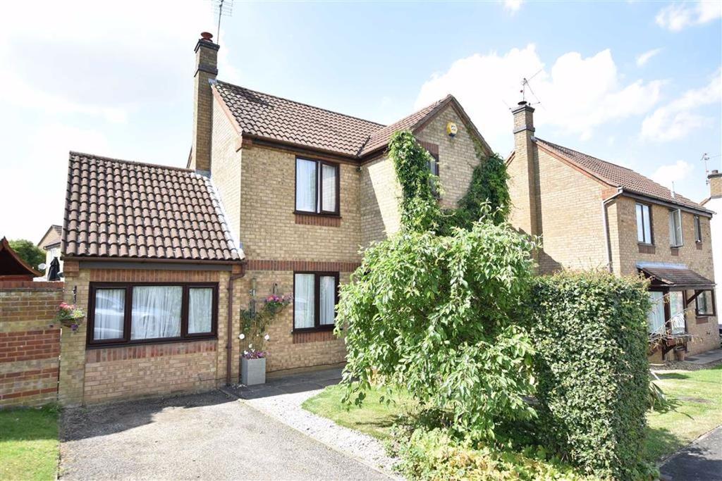Wentworth Avenue, Wellingborough 3 bed detached house £285,000