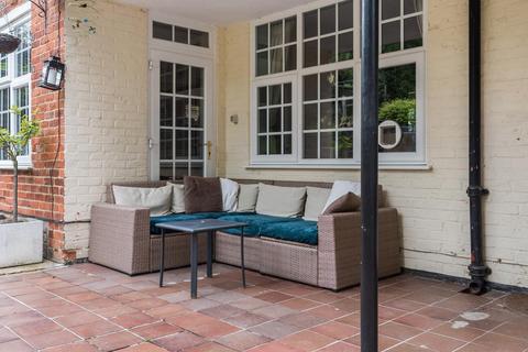 9 Abbots Close, Guildford, GU2 7RW