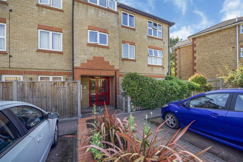Ivybridge Close, Twickenham 2 bed apartment £375,000