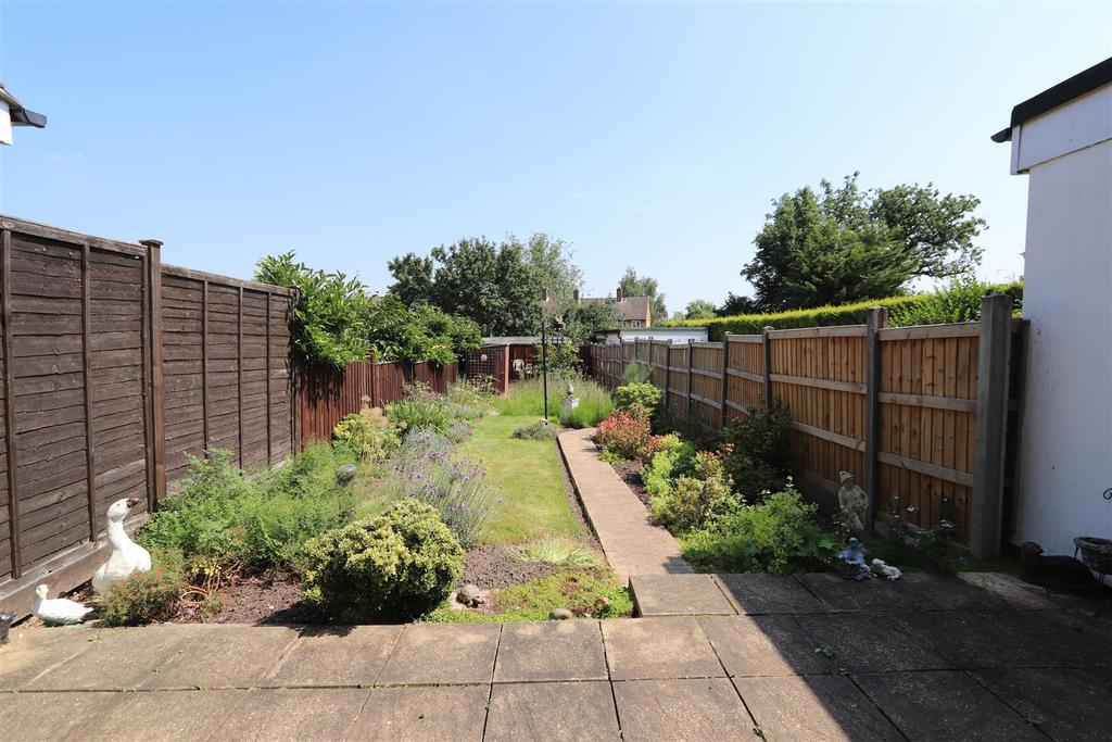 Highview Crescent, Hutton, Brentwood 3 bed terraced house £375,000
