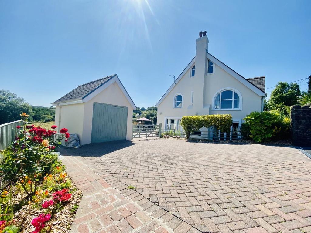 Blue Anchor Road, Penclawdd, Swansea 4 bed detached house £499,950
