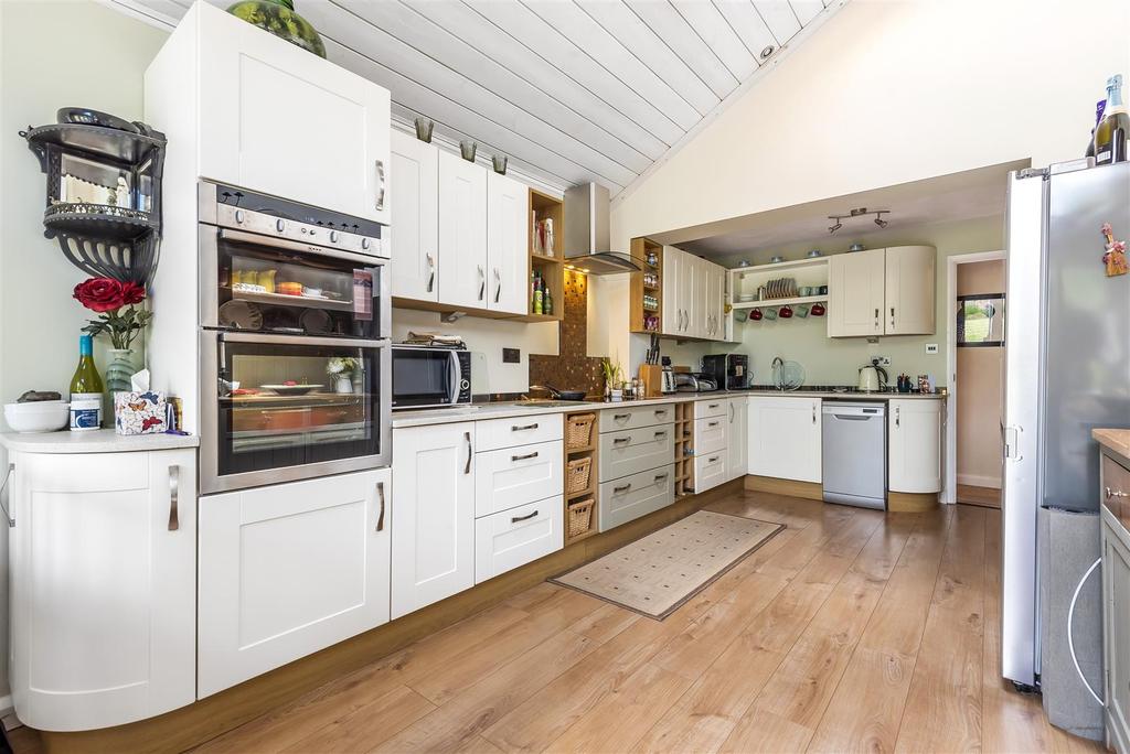 3. Kitchen.jpg